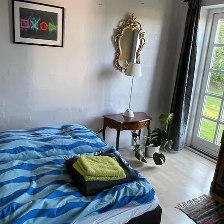 Naturen Taet Pa. Maerk Stilheden! Dybvad