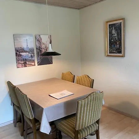 Naturen Taet Pa. Maerk Stilheden! *